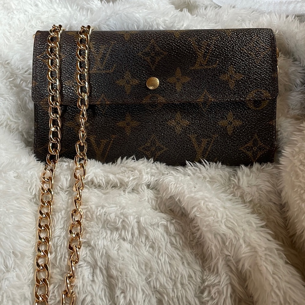🚨SOLD🚨Louis Vuitton monogram Classic Sarah bifold wallet. Serial# M11914